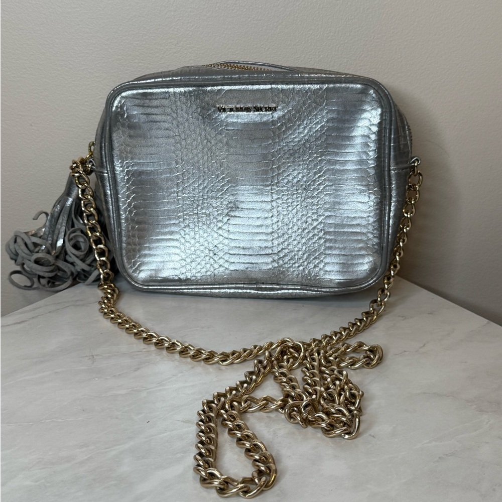 🔥Victoria’s Secret Silver Faux Cocodrile leather Crossbody Bag🔥